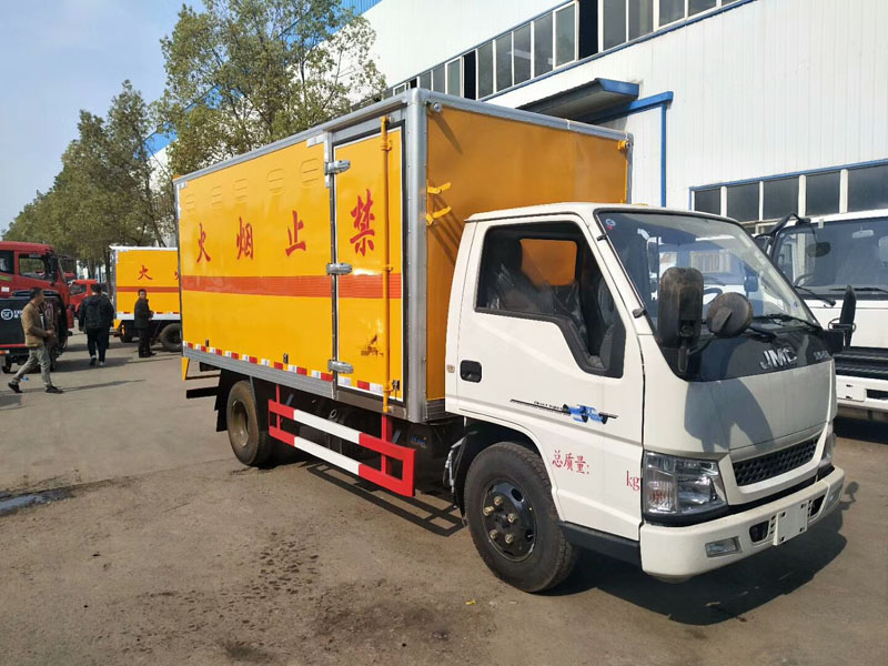 江鈴4.1米(藍(lán)牌)易燃固體廂式車